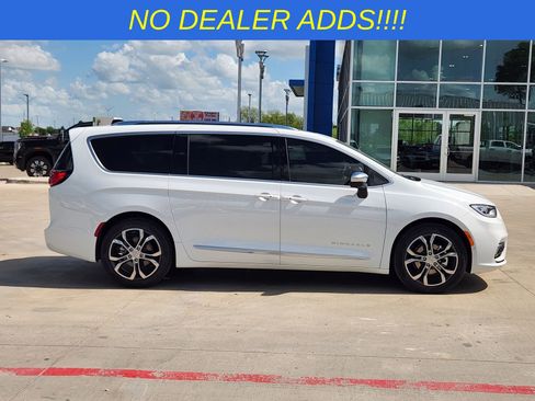 New 2026 Chrysler Pacifica Pinnacle w/ Trailer Tow Group FWD image 7