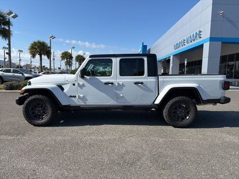 Used 2025 Jeep Gladiator Sport image 4