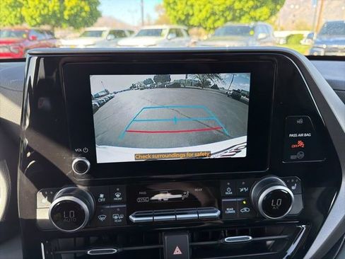 Used 2025 Toyota Highlander XLE AWD/4WD image 25