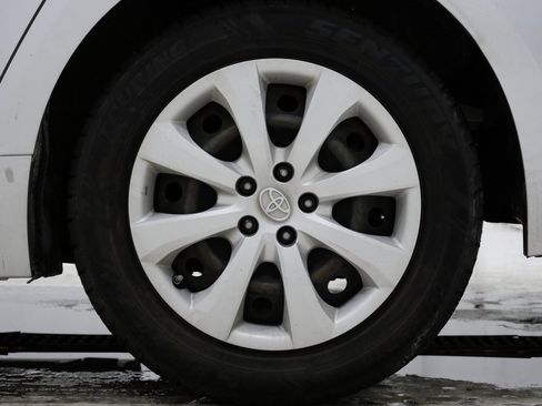 Used 2021 Toyota Corolla LE image 9