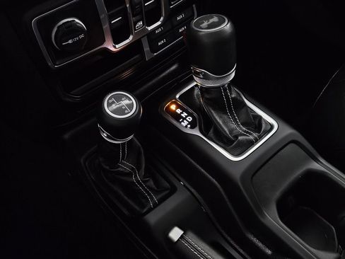 Used 2023 Jeep Wrangler Unlimited Sahara AWD/4WD image 16