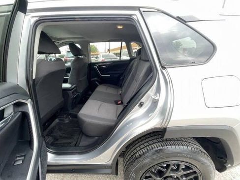 Used 2019 Toyota RAV4 XLE FWD image 12