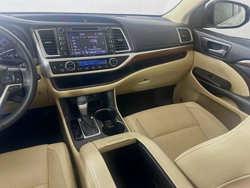 Used 2019 Toyota Highlander Limited FWD image 23