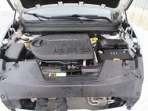 Used 2018 Jeep Cherokee Latitude w/ Comfort & Convenience Group image 11