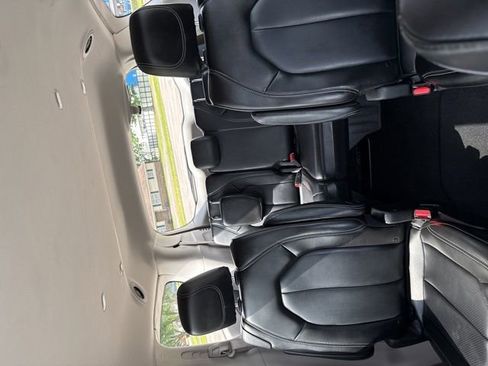 Used 2023 Chrysler Pacifica Touring-L FWD image 17