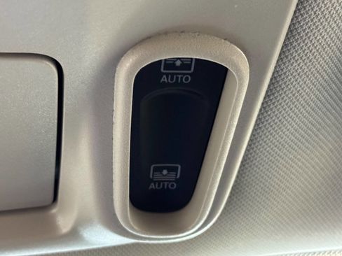 Used 2023 Chrysler Pacifica Limited FWD image 45
