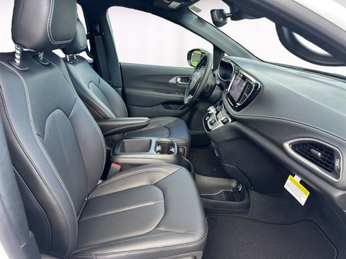 New 2026 Chrysler Pacifica Select FWD image 15