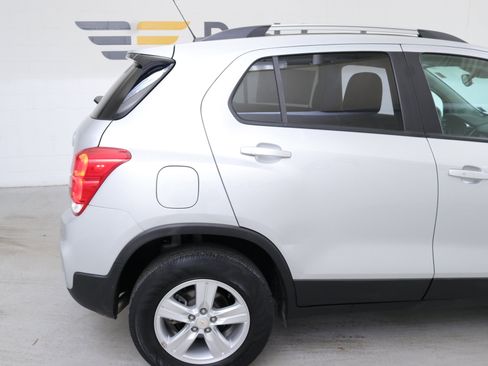 Used 2022 Chevrolet Trax LT w/ LT Convenience Package image 9