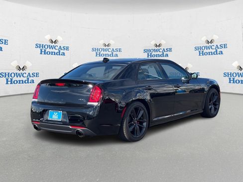 Used 2023 Chrysler 300 C image 8