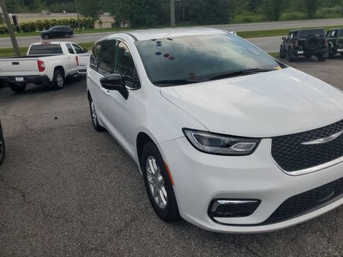 Used 2025 Chrysler Pacifica Select FWD image 4