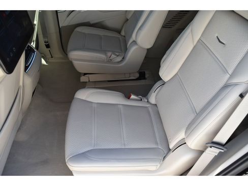 Used 2022 Cadillac Escalade Premium Luxury Platinum image 15