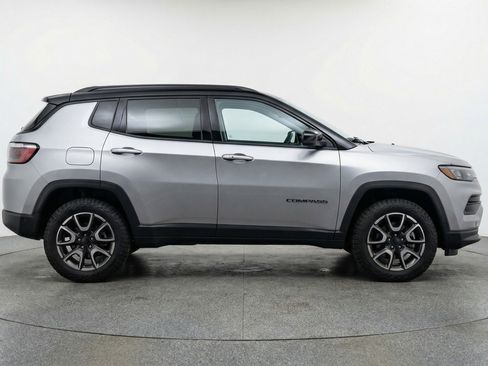 Used 2025 Jeep Compass Trailhawk AWD/4WD image 11