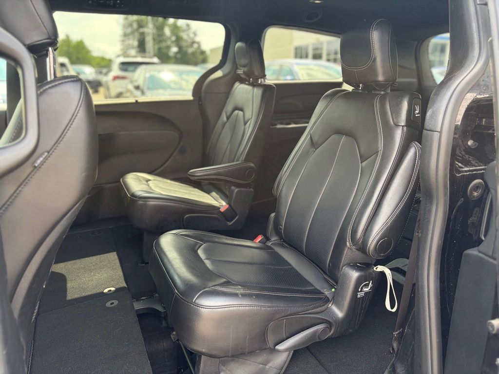 Certified 2025 Chrysler Pacifica Select FWD image 11