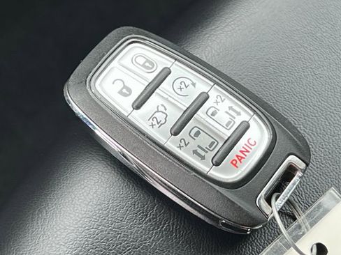 Used 2024 Chrysler Pacifica Limited FWD image 32
