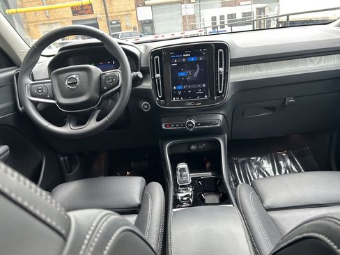Certified 2025 Volvo XC40 B5 Plus w/ Climate Package image 21