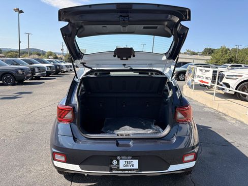 Used 2025 Hyundai Venue Limited FWD image 8