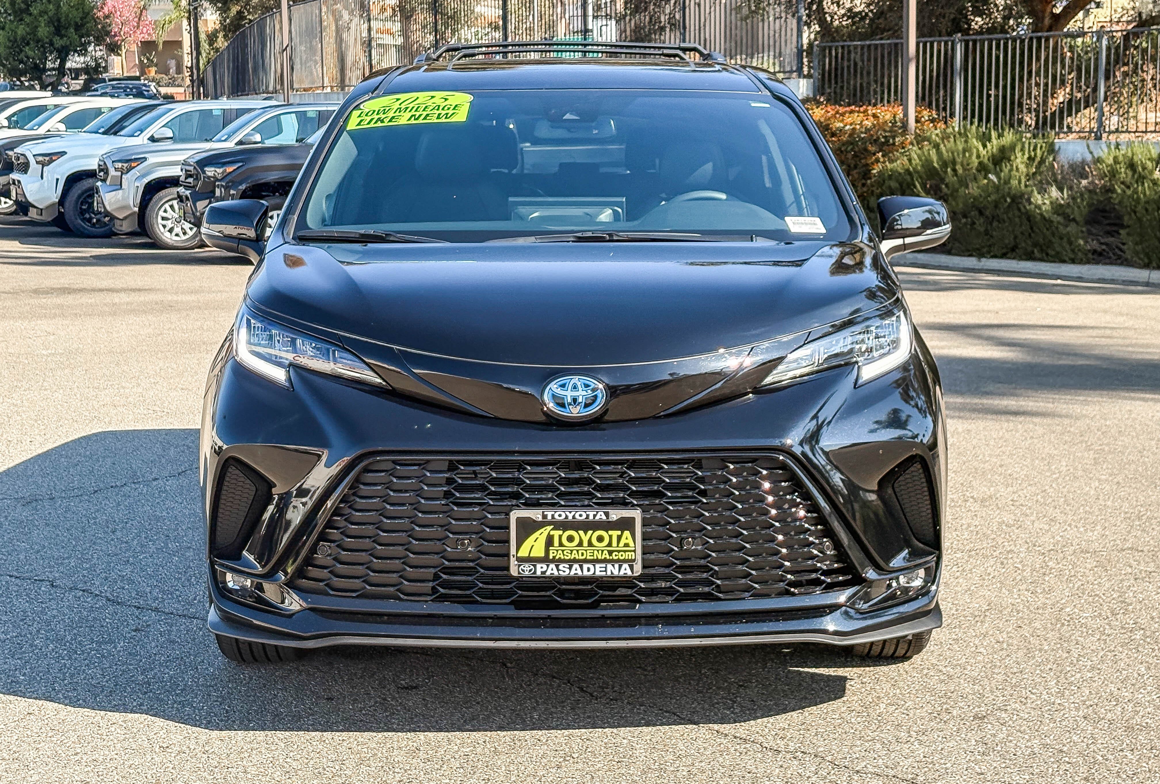 Used 2025 Toyota Sienna XSE w/ XSE Premium Package AWD/4WD image 2
