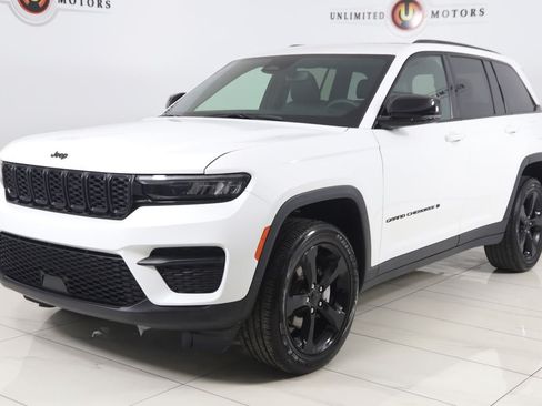 Used 2024 Jeep Grand Cherokee Altitude AWD/4WD image 5