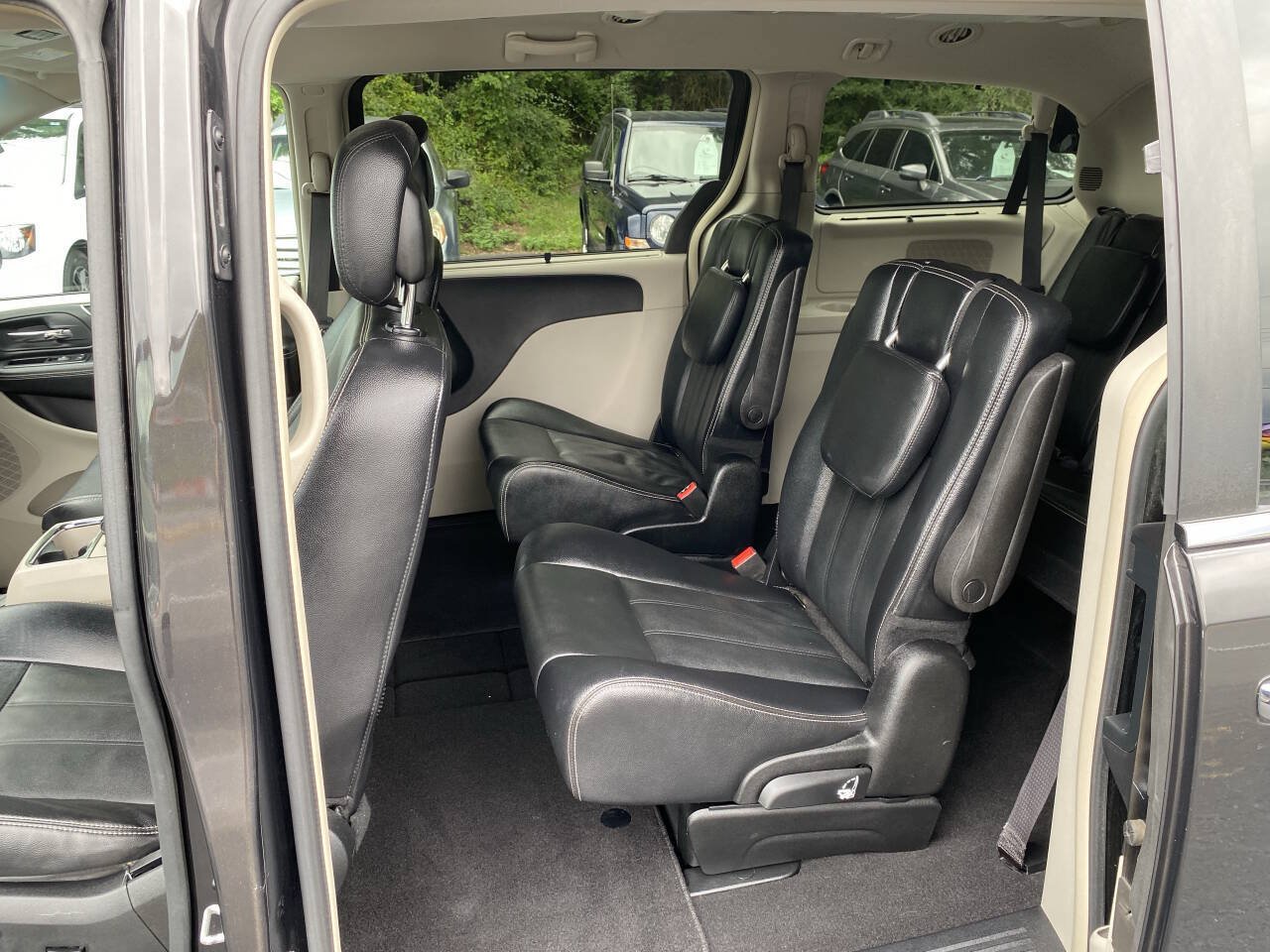 Used 2015 Chrysler Town & Country Touring w/ Driver Convenience Group FWD image 10