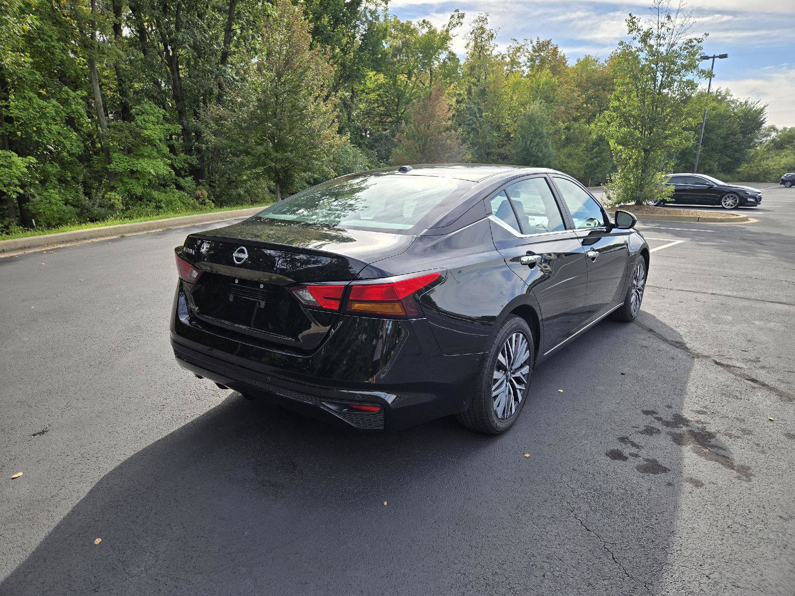 Used 2025 Nissan Altima 2.5 SV FWD image 3