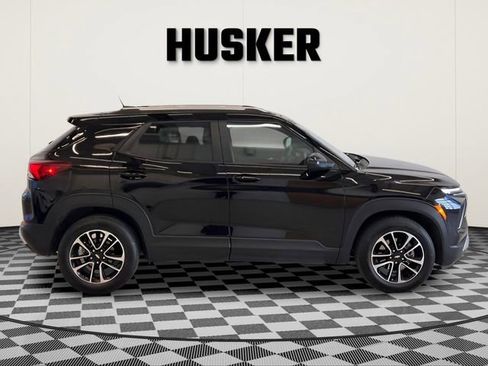 Used 2025 Chevrolet TrailBlazer LT image 2