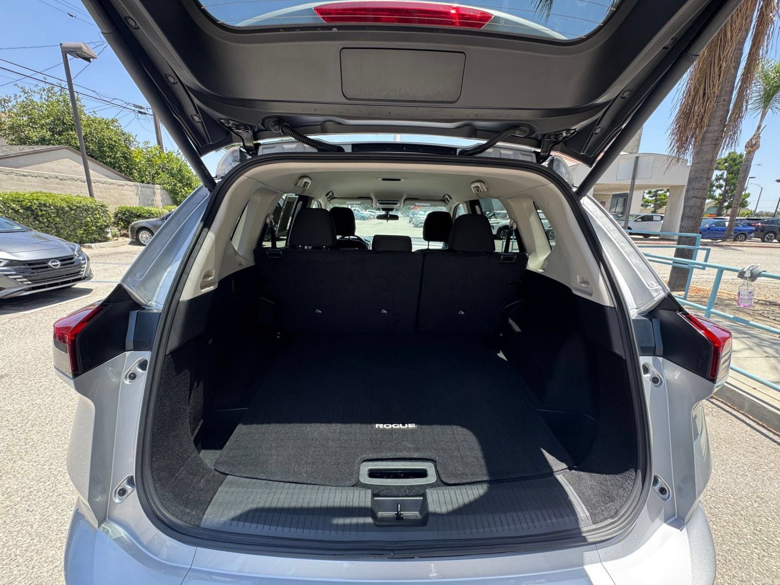 Used 2025 Nissan Rogue SV FWD image 32