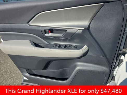 Used 2025 Toyota Grand Highlander AWD image 37