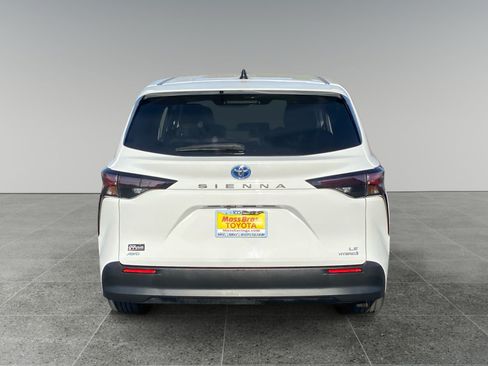 Used 2024 Toyota Sienna LE AWD/4WD image 4