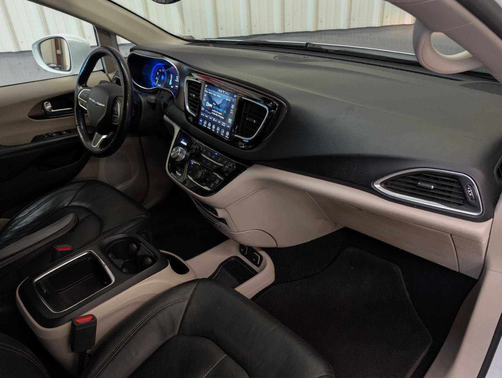 Used 2019 Chrysler Pacifica Touring-L Plus w/ Advanced Safetytec Group FWD image 6