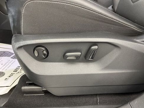 Used 2025 Volkswagen Atlas SE image 31