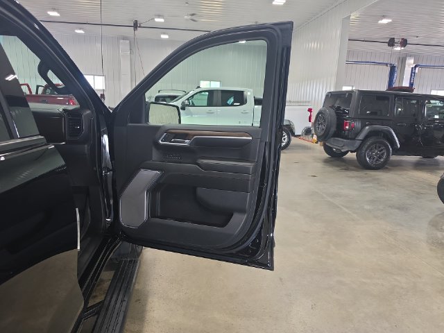 Used 2024 Chevrolet Silverado 1500 High Country w/ High Country Premium Package AWD/4WD image 32