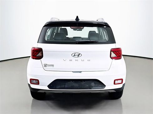 Used 2022 Hyundai Venue Limited image 5