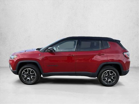 Used 2025 Jeep Compass Trailhawk AWD/4WD image 9