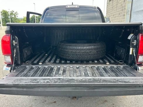 Used 2018 Toyota Tacoma SR5 AWD/4WD image 18