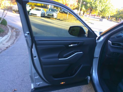 Used 2023 Toyota Highlander XLE image 16