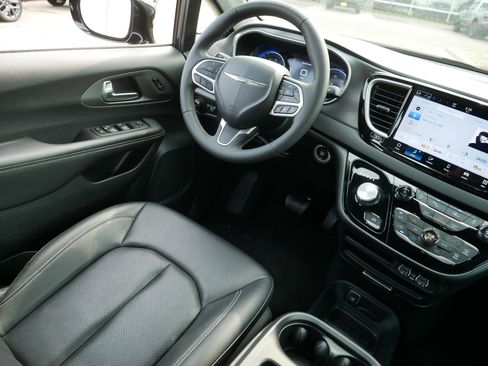 Used 2025 Chrysler Pacifica Select FWD image 9