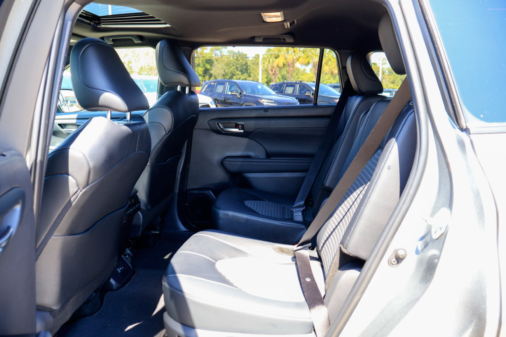 Used 2026 Toyota Highlander XSE AWD/4WD image 11