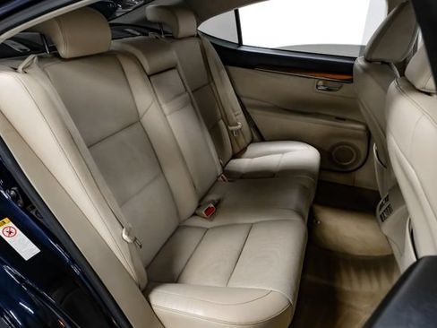 Used 2014 Lexus ES 300h w/ Luxury Package w/Bamboo Trim FWD image 31