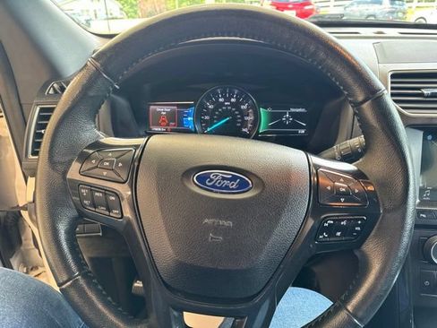 Used 2018 Ford Explorer XLT w/ Equipment Group 202A AWD/4WD image 17