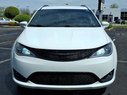 Used 2020 Chrysler Pacifica Touring-L w/ S Appearance Package FWD image 3