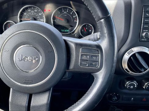 Used 2017 Jeep Wrangler Unlimited Sahara w/ Connectivity Group AWD/4WD image 25