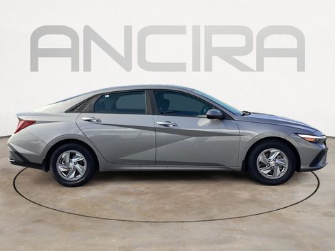 Used 2024 Hyundai Elantra SE FWD image 15