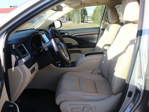Used 2016 Toyota Highlander Limited image 26