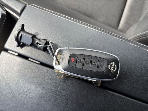 Used 2025 Nissan Rogue SV FWD image 27