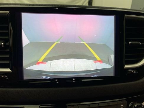 Used 2023 Chrysler Pacifica Touring-L FWD image 18