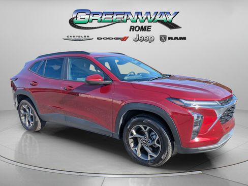 Used 2025 Chevrolet Trax LT FWD image 2