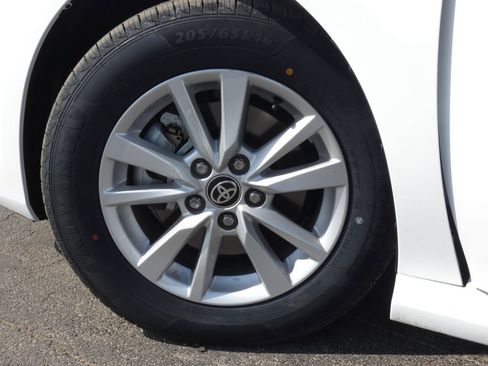 Used 2025 Toyota Camry LE image 10