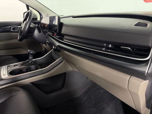 Used 2025 Kia Carnival FWD image 30