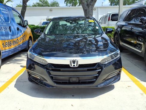 Used 2018 Honda Accord Touring image 2
