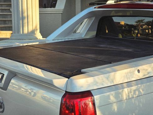 Used 2007 Cadillac Escalade EXT Base AWD 4dr Crew Cab SB w/ Information Package image 5